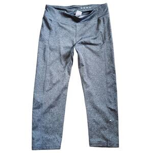 Aero Juniors Womens Capri Leggings Size M Gray Mid Rise Scrunch Butt Dry Wick